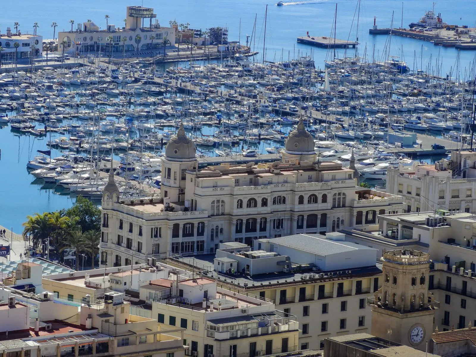 Jachthaven van Alicante met boten en historische gebouwen