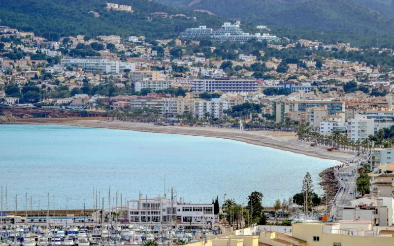 Luchtfoto van Altea met jachthaven, baai en heuvels