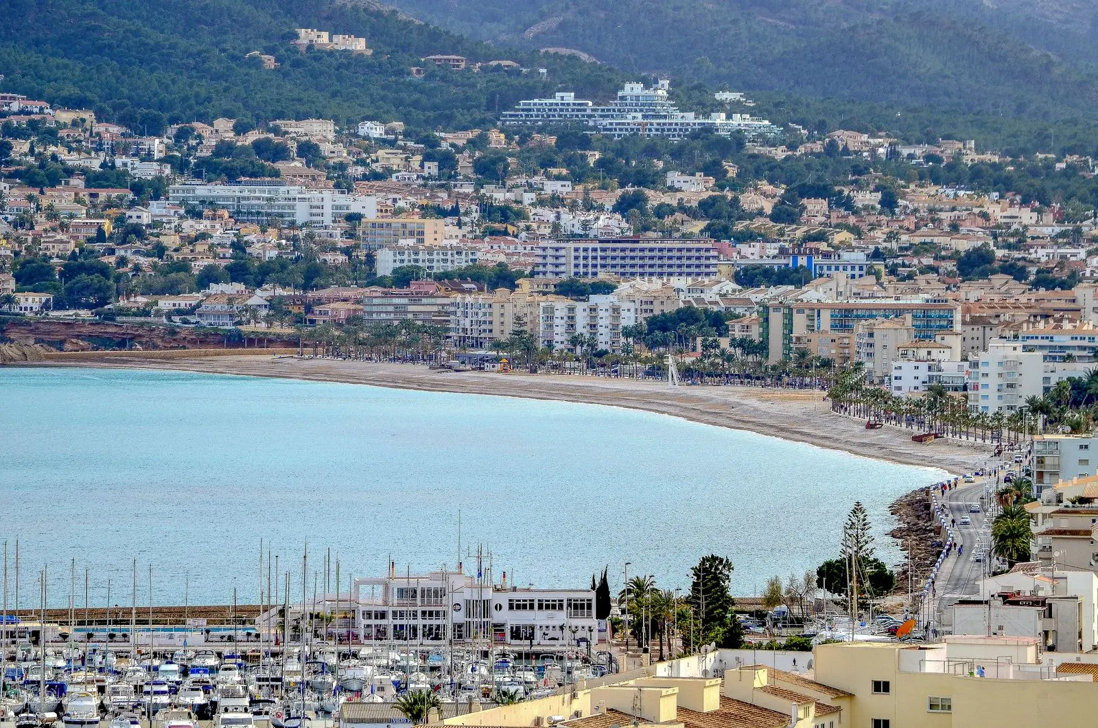 Luchtfoto van Altea met jachthaven, baai en heuvels