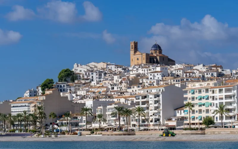 Wit oud centrum van Altea op een heuvel met kerktoren boven de kust