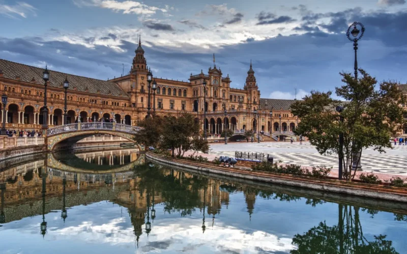 Plaza de España in Sevilla met de brug over het water