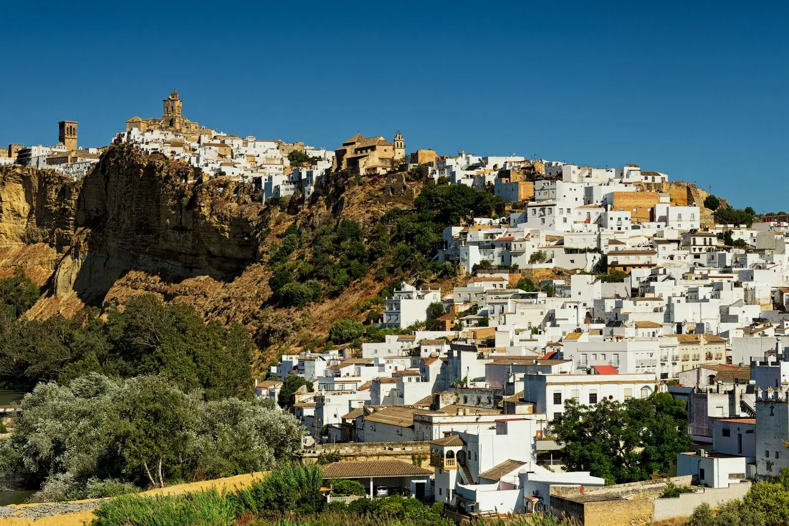Luchtfoto van een wit dorp op een rotsrand in Andalusië