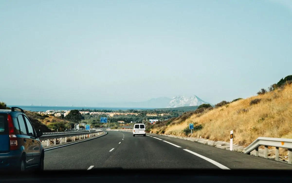 Uitzicht vanuit een auto op een Spaanse snelweg met heuvels