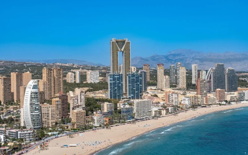 Luchtfoto van de torenflats en het strand Levante in Benidorm