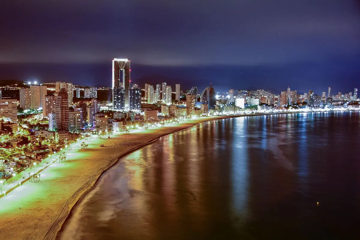 Verlichte skyline en boulevard van Benidorm bij nacht aan de baai