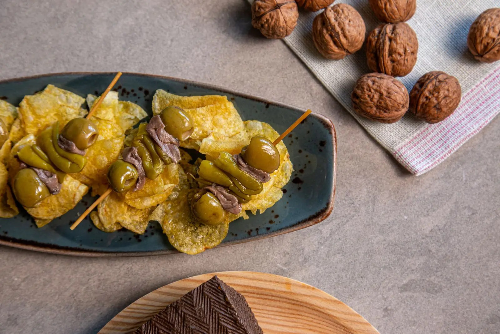 Pintxos met olijf, ansjovis en groene pepertjes aan prikkers