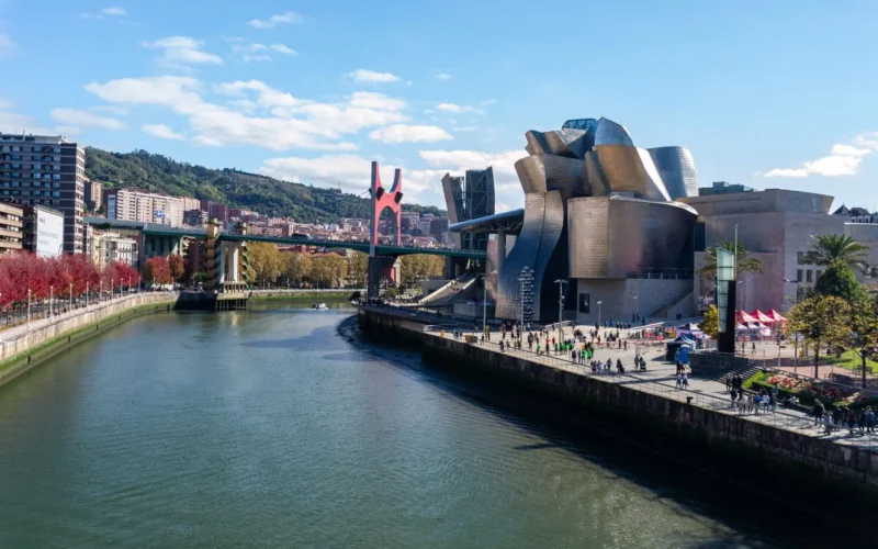 Guggenheim Museum aan de rivier met de rode brug La Salve