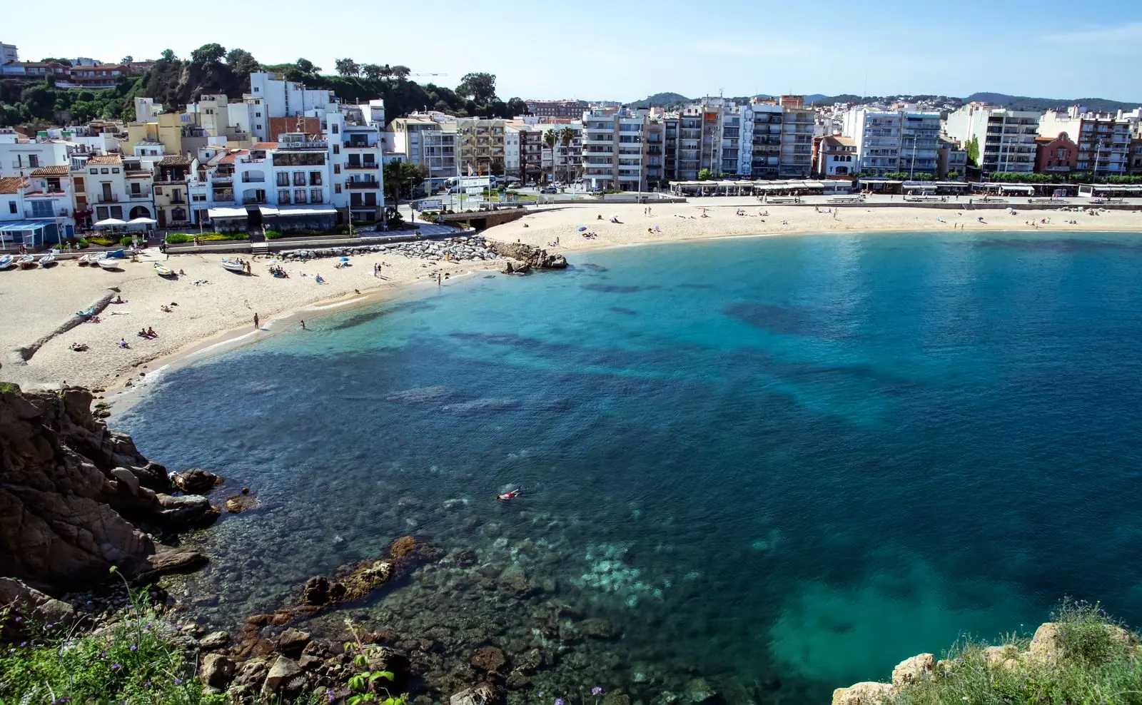 Strand en boulevard van Blanes gezien vanaf de rotsen