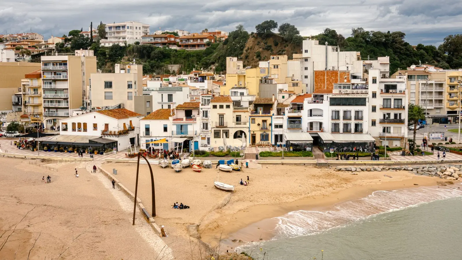 Zandstrand met boulevard en witte huizen in Blanes