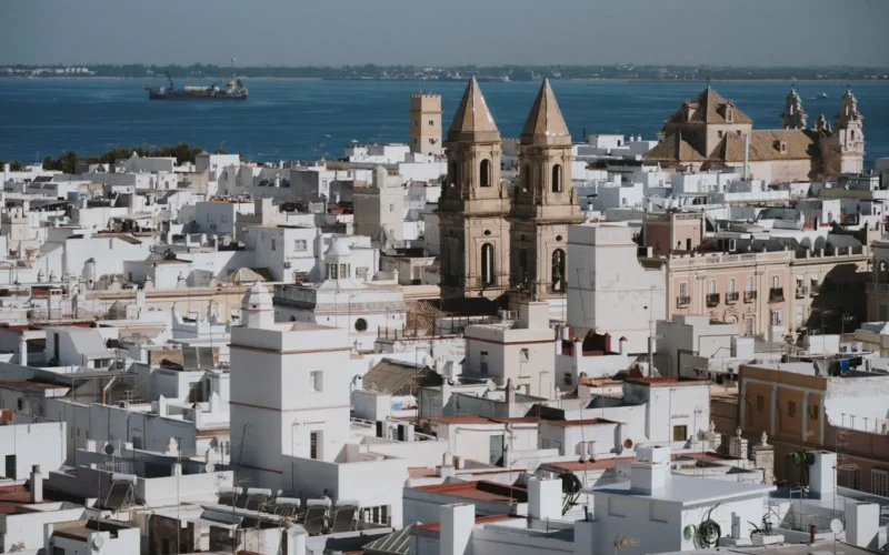 Daken van de oude stad van Cádiz met de kathedraal en de oceaan