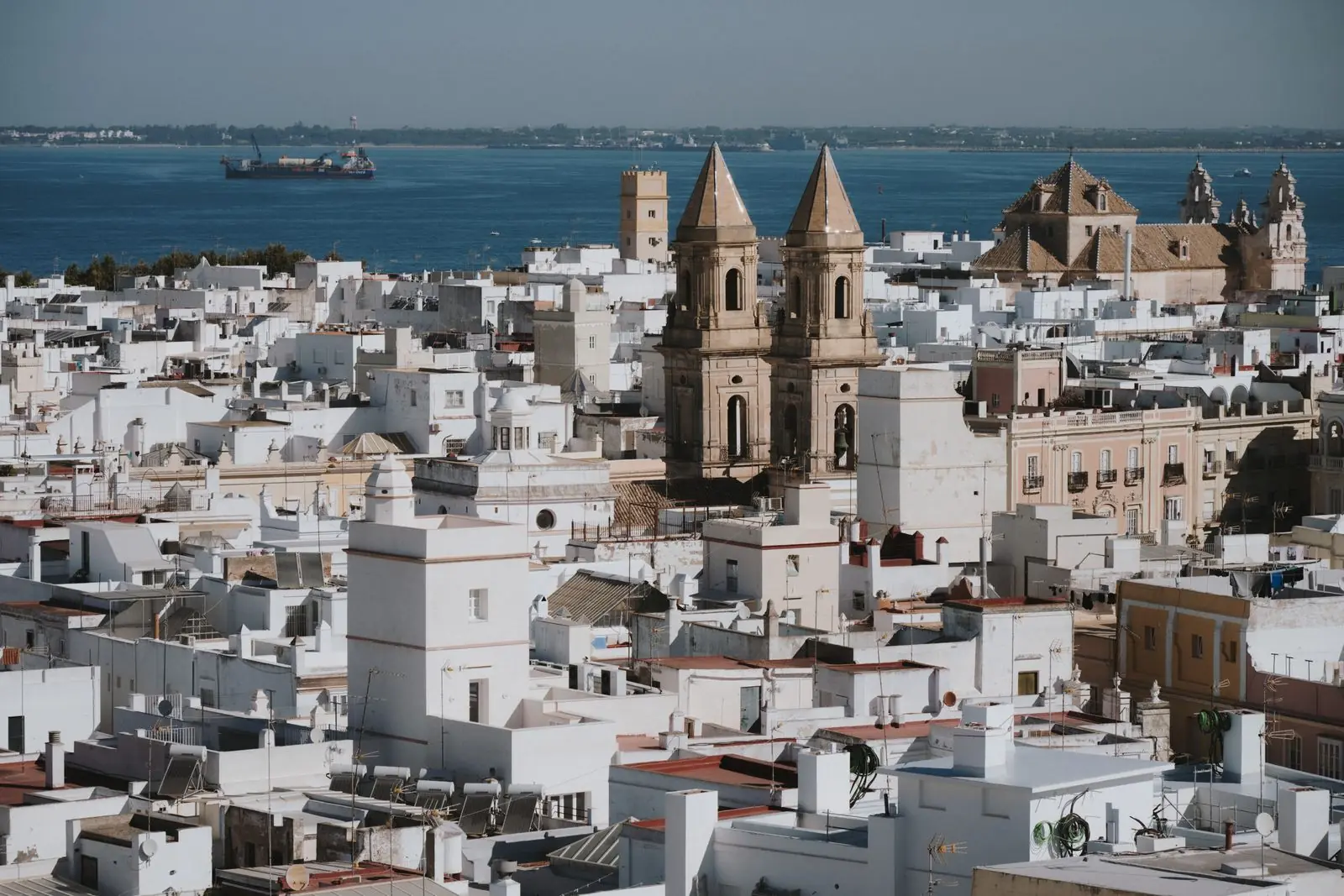 Daken van de oude stad van Cádiz met de kathedraal en de oceaan