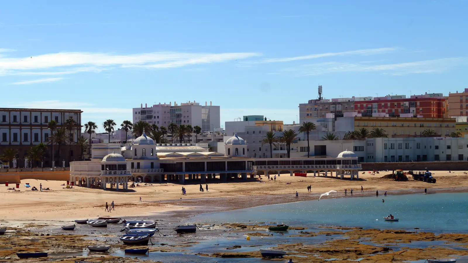 Strand La Caleta met vissersbootjes en het oude badhuis