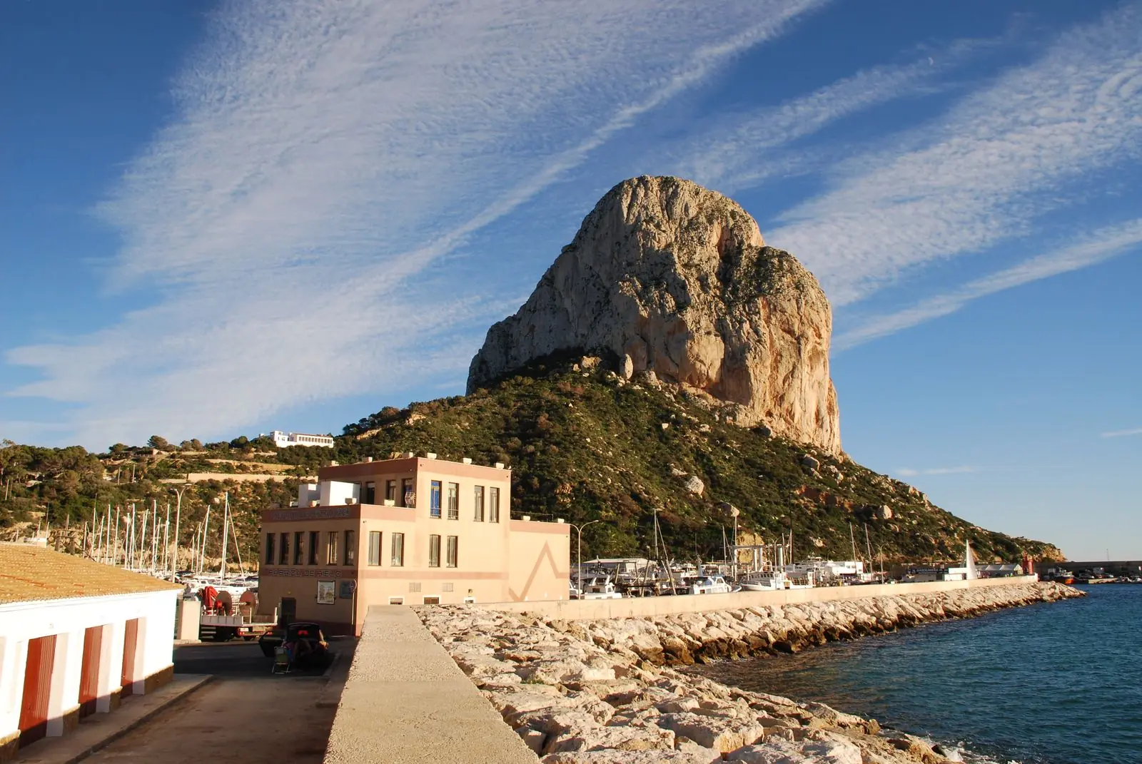 Peñón de Ifach boven de haven van Calpe met een oud gebouw