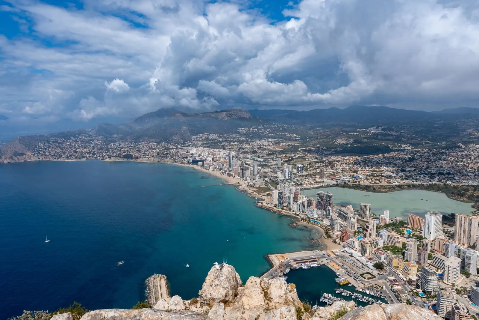 Luchtfoto van Calpe met de boulevard, stranden en Salinas