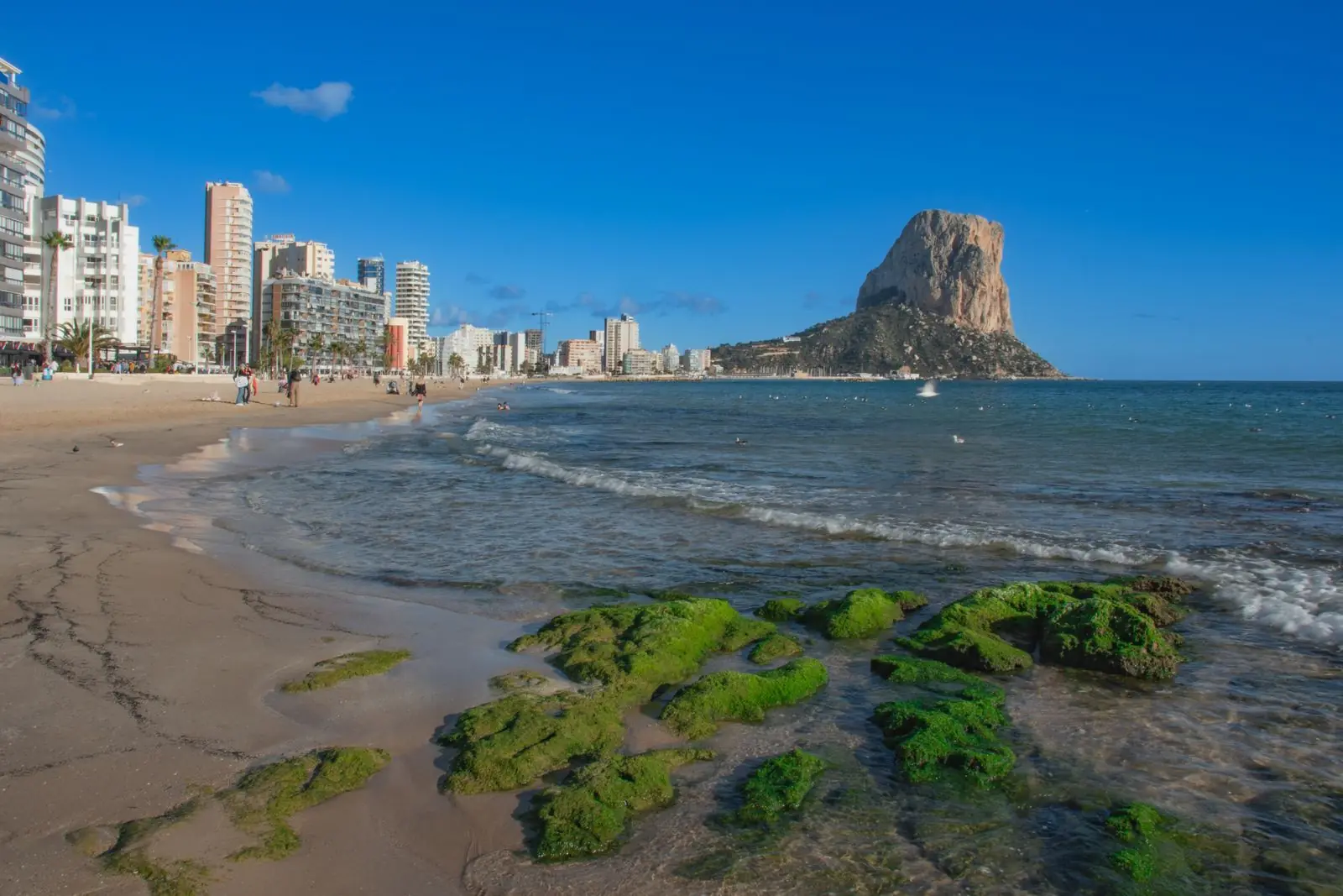 Zandstrand van Calpe met hoogbouw en de Peñón de Ifach