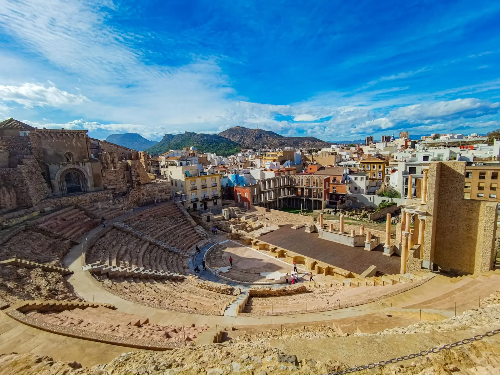 Tribunes van het Romeins theater met daarachter de huizen van Cartagena