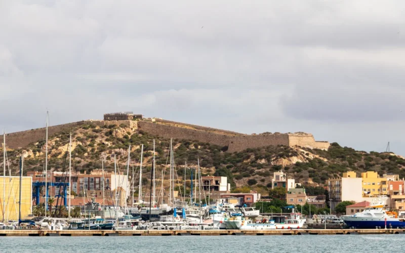 Jachthaven van Cartagena met een fort op de heuvel erachter