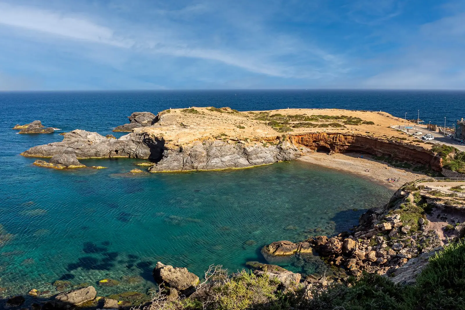 Rotsachtige kust met helder blauw water bij Cabo de Palos