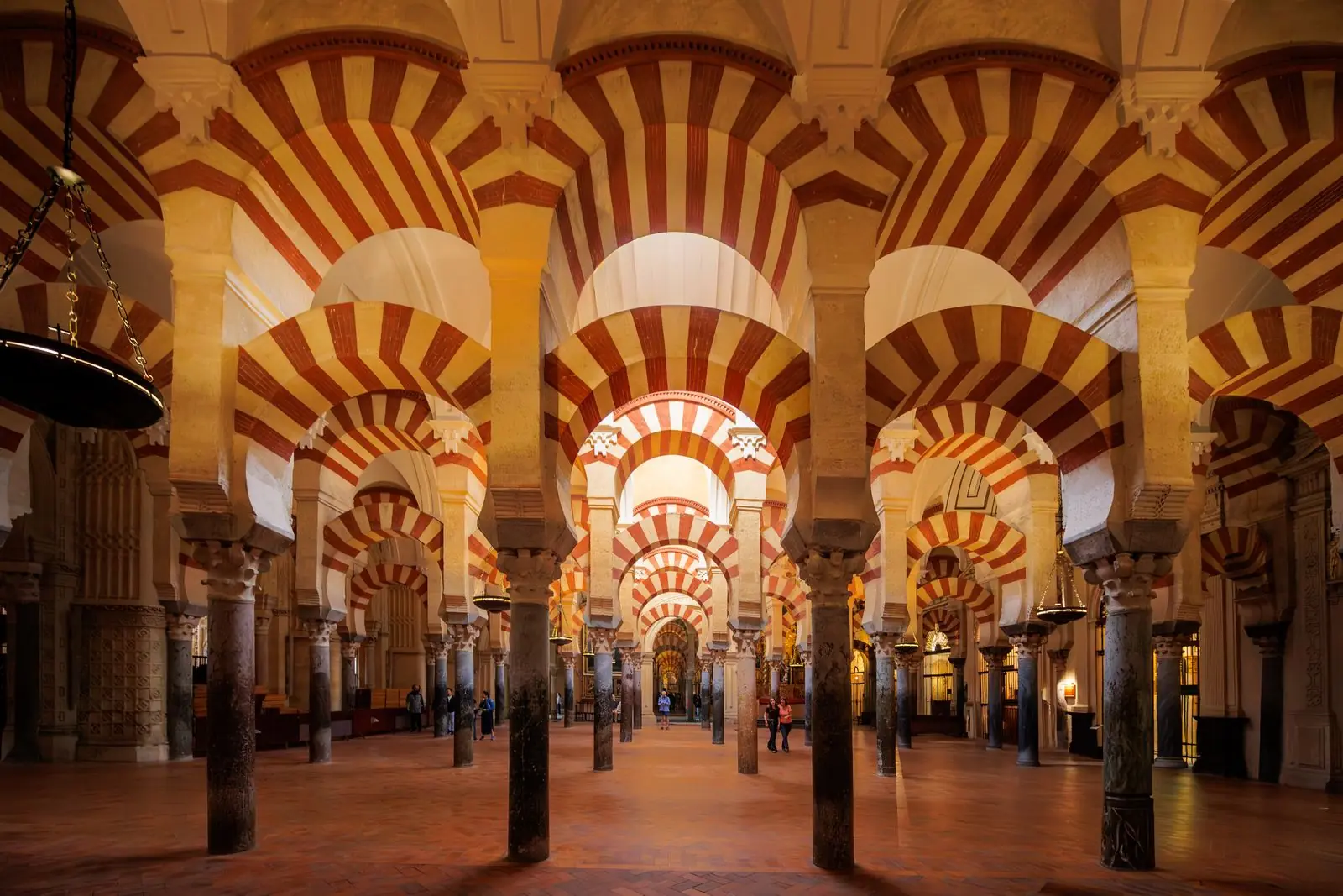 Rijen zuilen met rood-witte bogen in de Mezquita van Córdoba