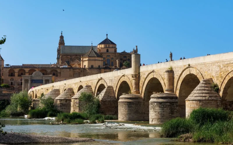 Romeinse brug over de Guadalquivir met de Mezquita van Córdoba