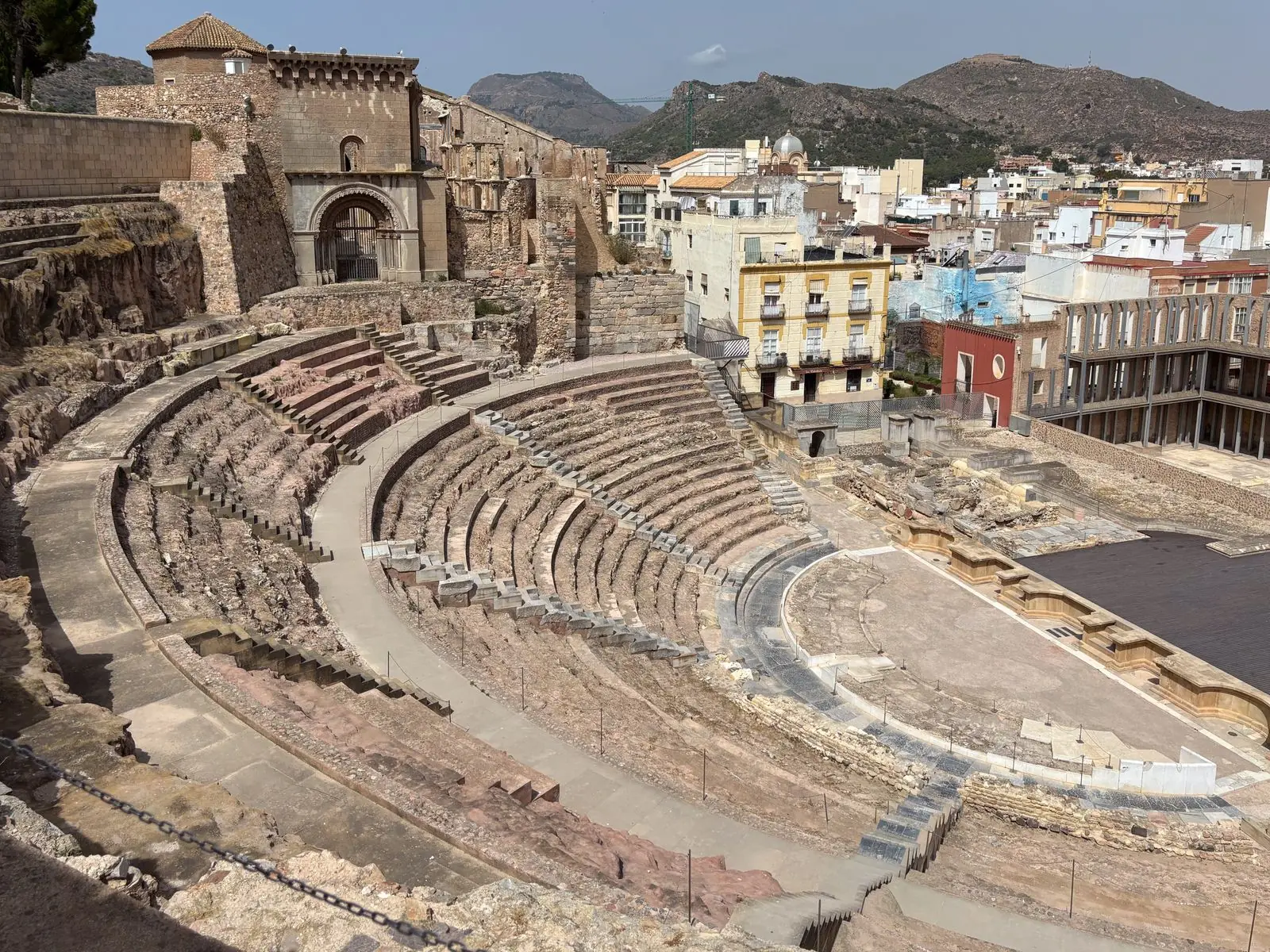 Romeins theater van Cartagena met de stad op de achtergrond