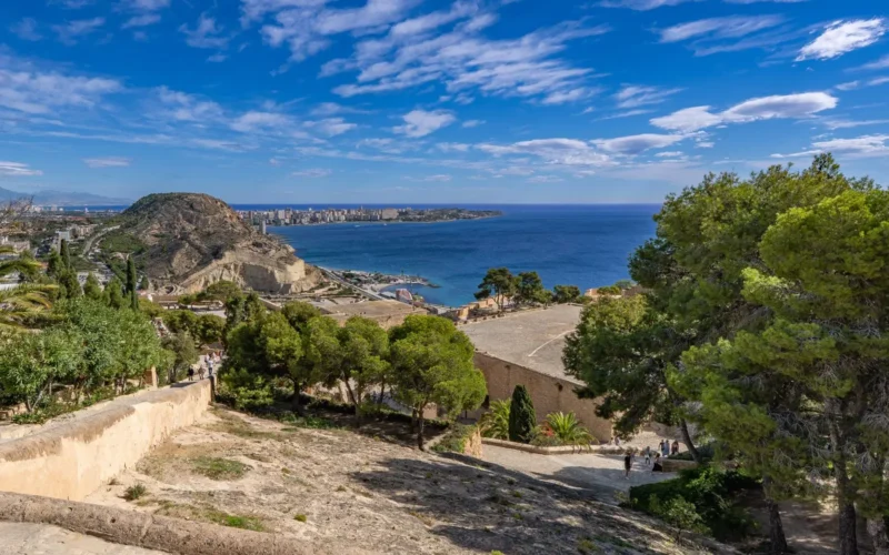 Uitzicht over de kust bij Cartagena met pijnbomen