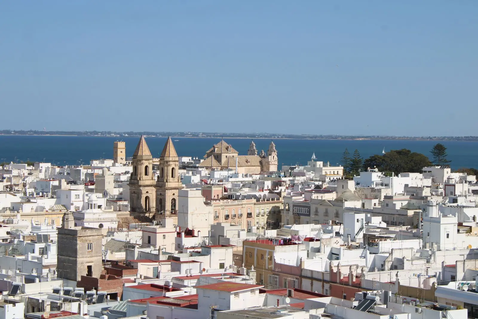 Witte huizen van Cádiz met de Torre Tavira en de zee