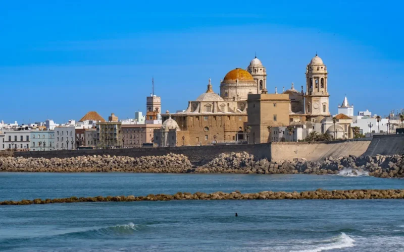 Kathedraal van Cádiz achter de zeemuur