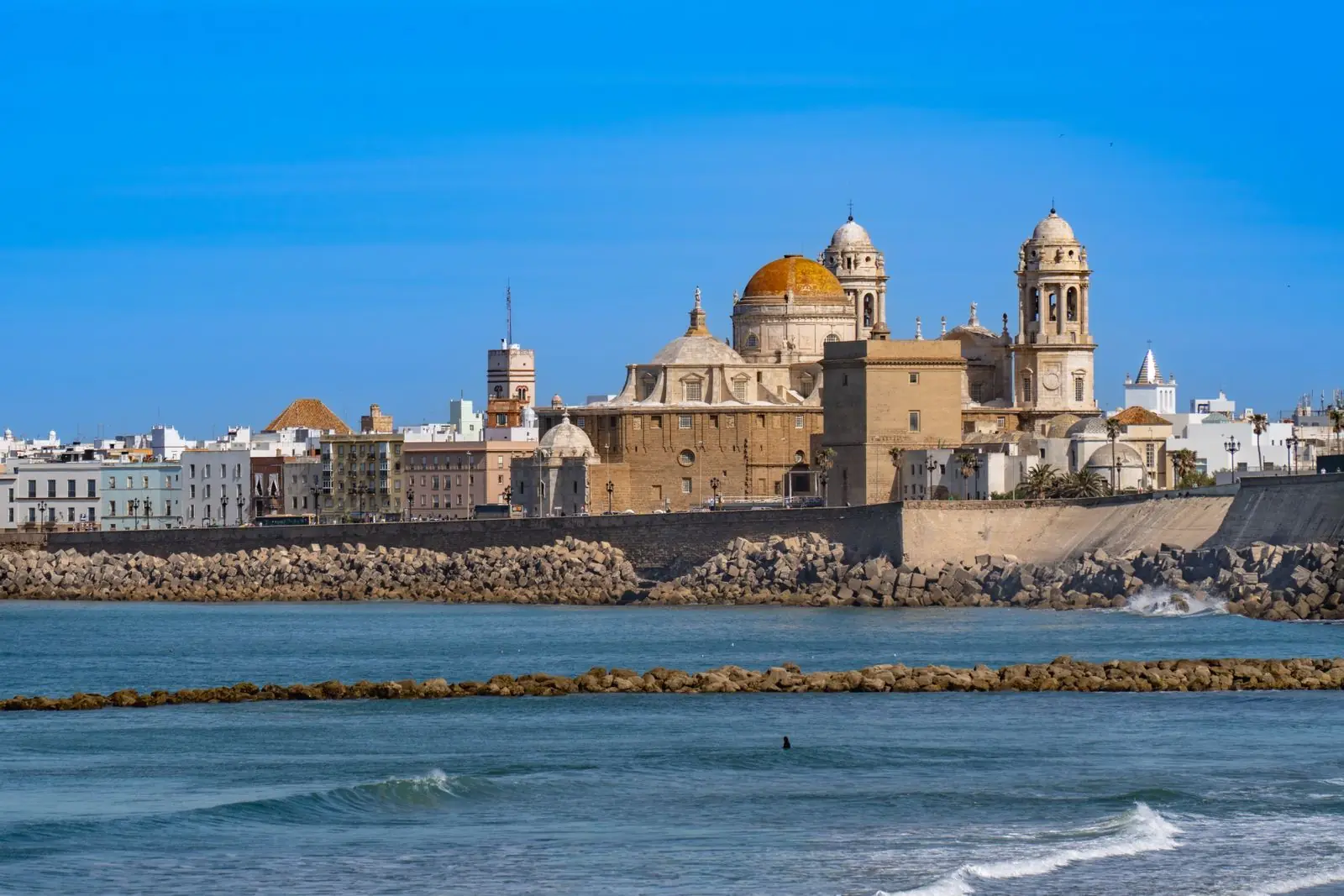 Kathedraal van Cádiz achter de zeemuur