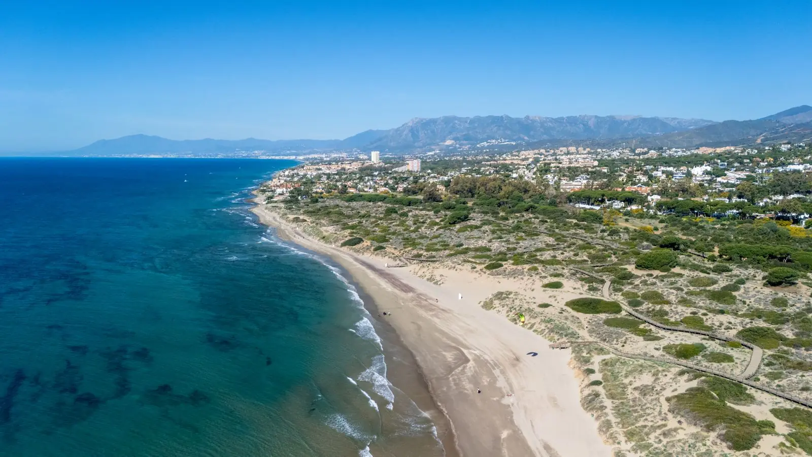 Luchtfoto van het strand van Bolonia met helderblauw water en kust