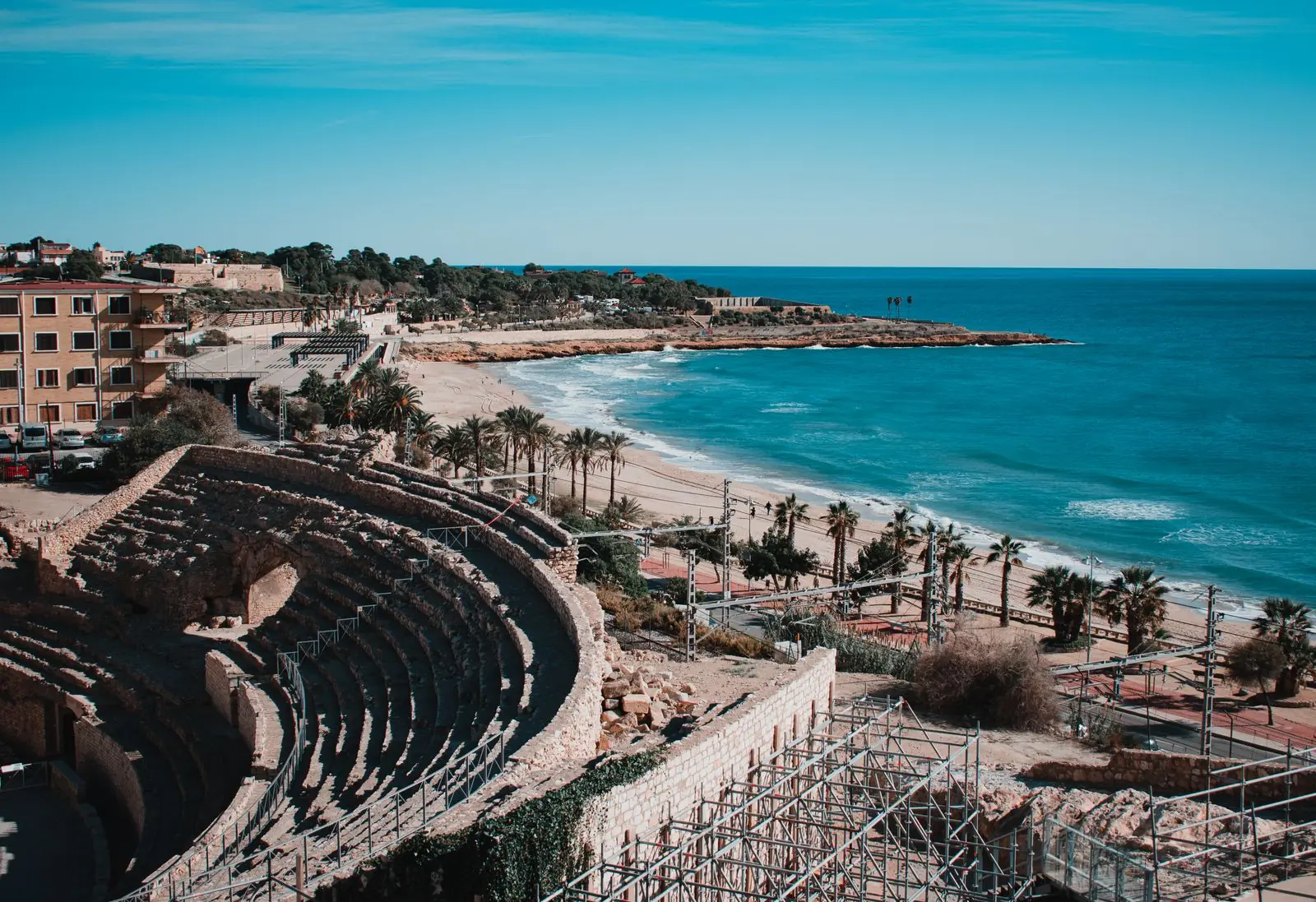 Romeins amfitheater van Tarragona met daarachter strand en zee