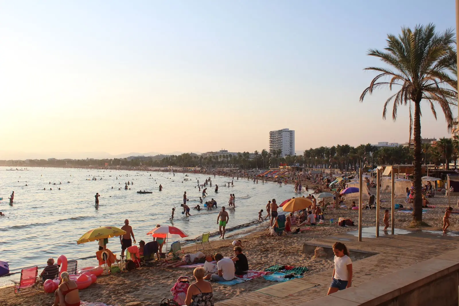 Druk zandstrand van Salou met parasols