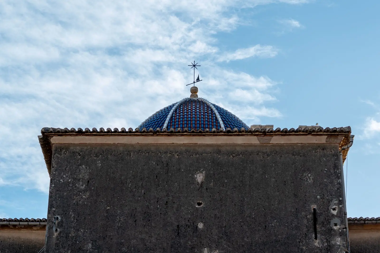 Historisch gebouw met blauw betegelde koepel in Dénia