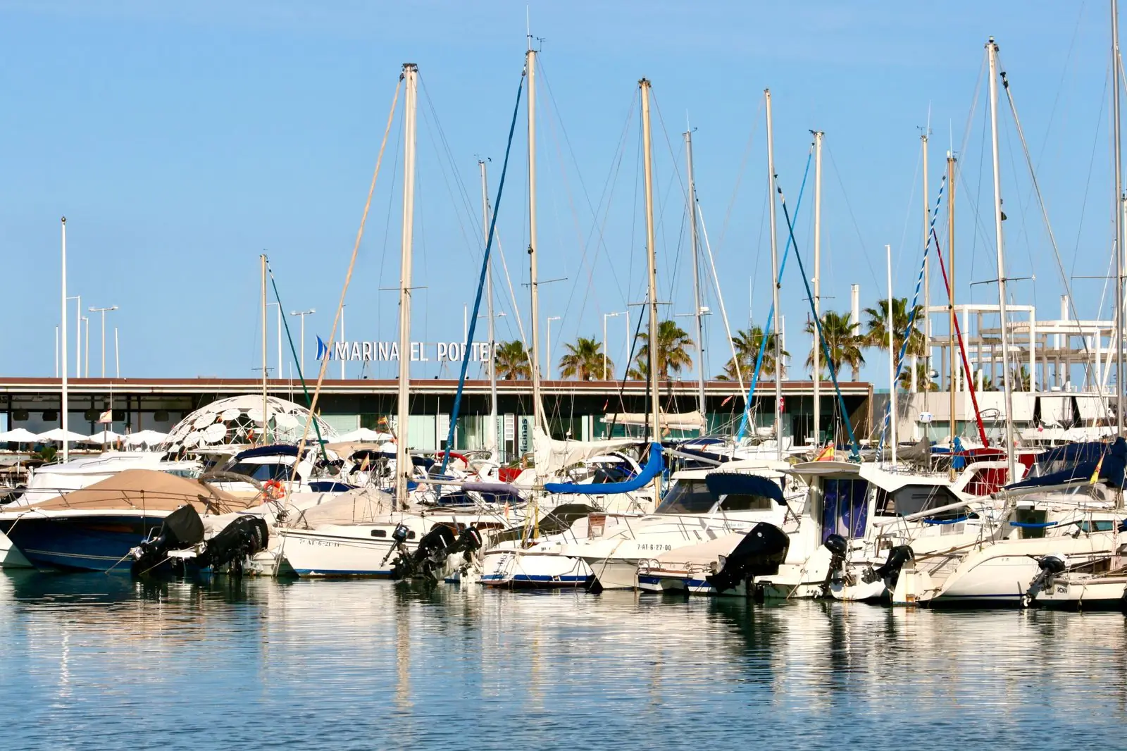 Zeilboten en jachten in de jachthaven El Portet van Dénia