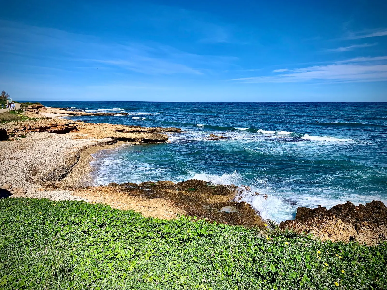 Rotsige kust van Dénia met heldere zee en blauwe lucht