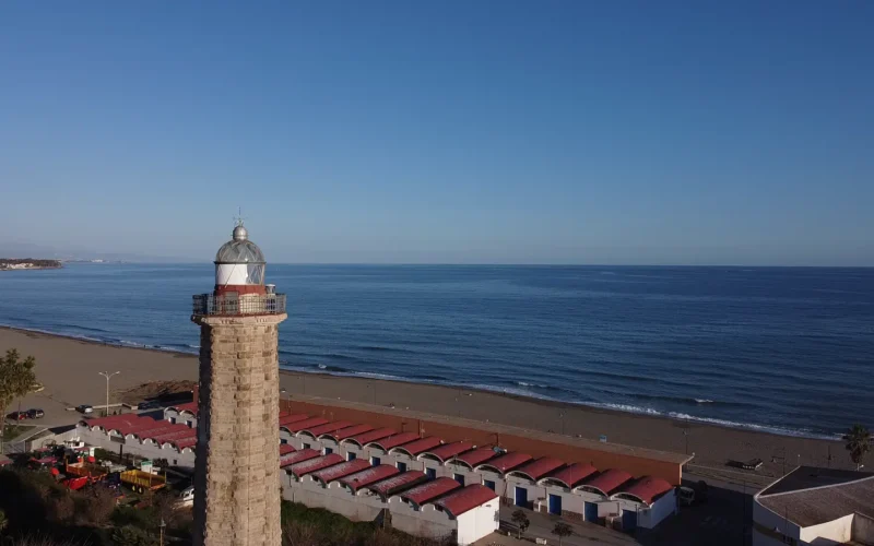 Vuurtoren van Estepona boven het strand en de Middellandse Zee