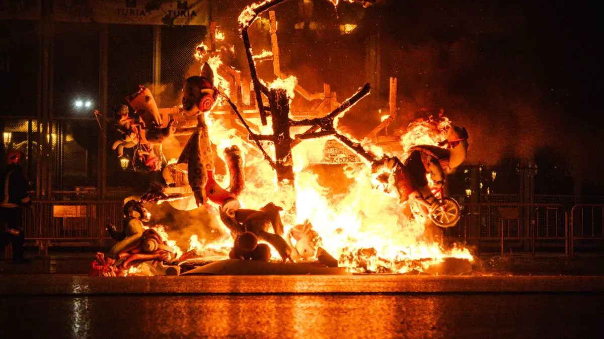 Brandend beeld van de Fallas in Valencia in de nacht
