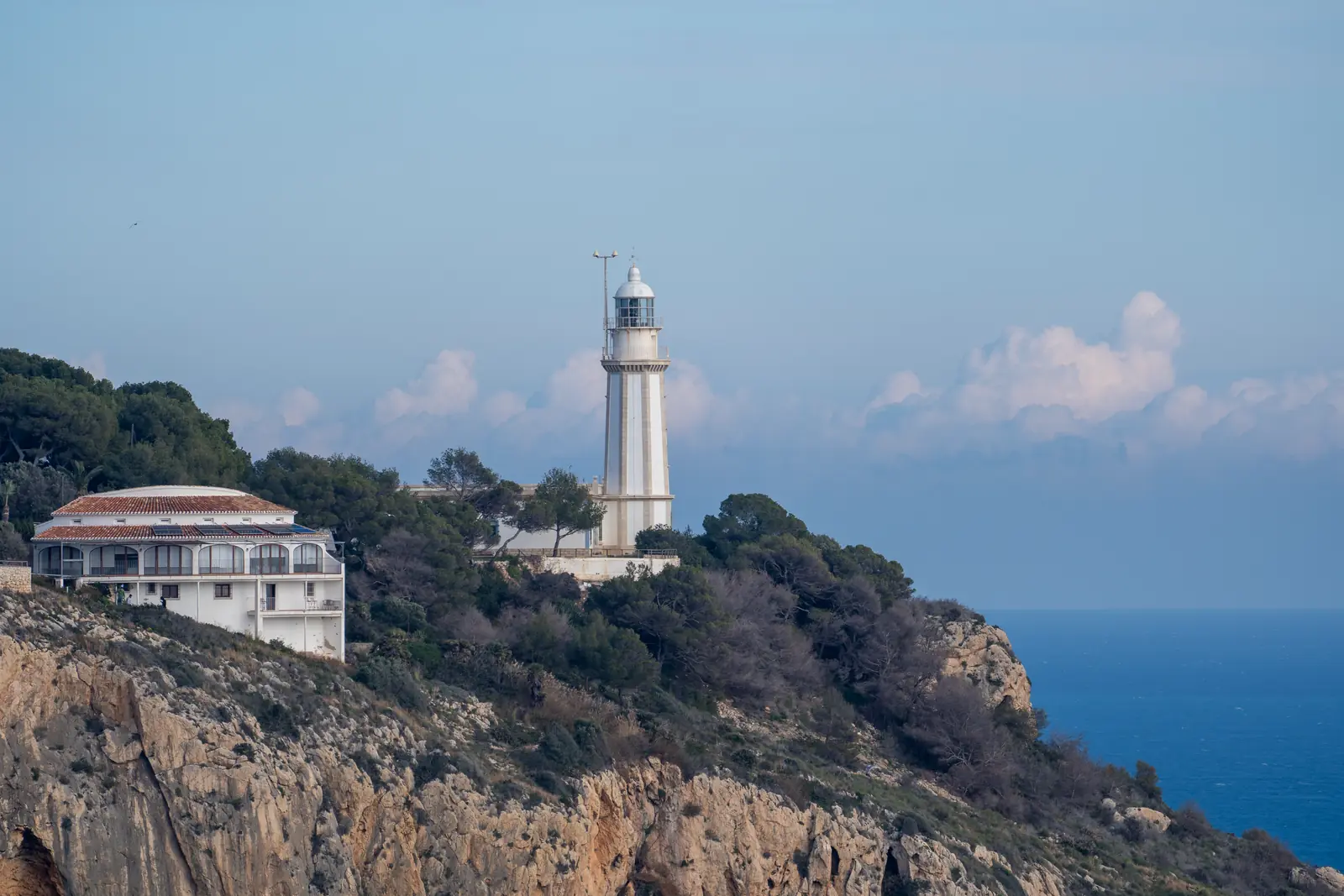 Vuurtoren van Cap de Sant Antoni op kliffen boven de zee