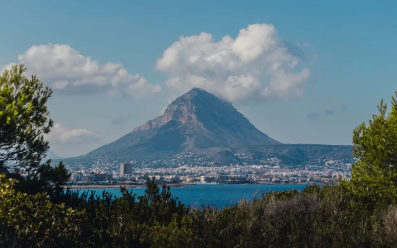 De berg Montgó boven de baai en huizen van Jávea