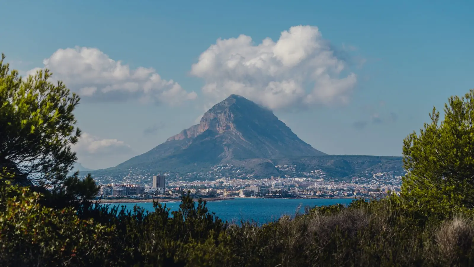 De berg Montgó boven de baai en huizen van Jávea