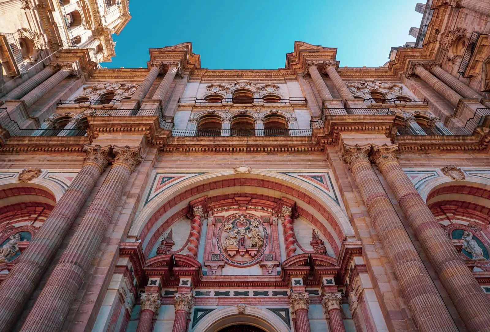 Rijk versierde gevel van de kathedraal van Málaga tegen een blauwe lucht