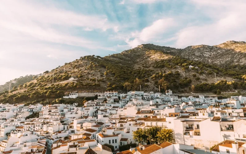 Luchtfoto van het witte dorp Mijas Pueblo tegen de groene heuvels