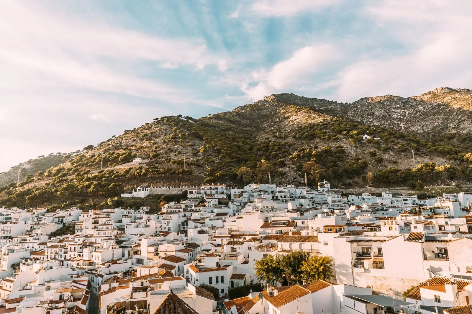 Luchtfoto van het witte dorp Mijas Pueblo tegen de groene heuvels