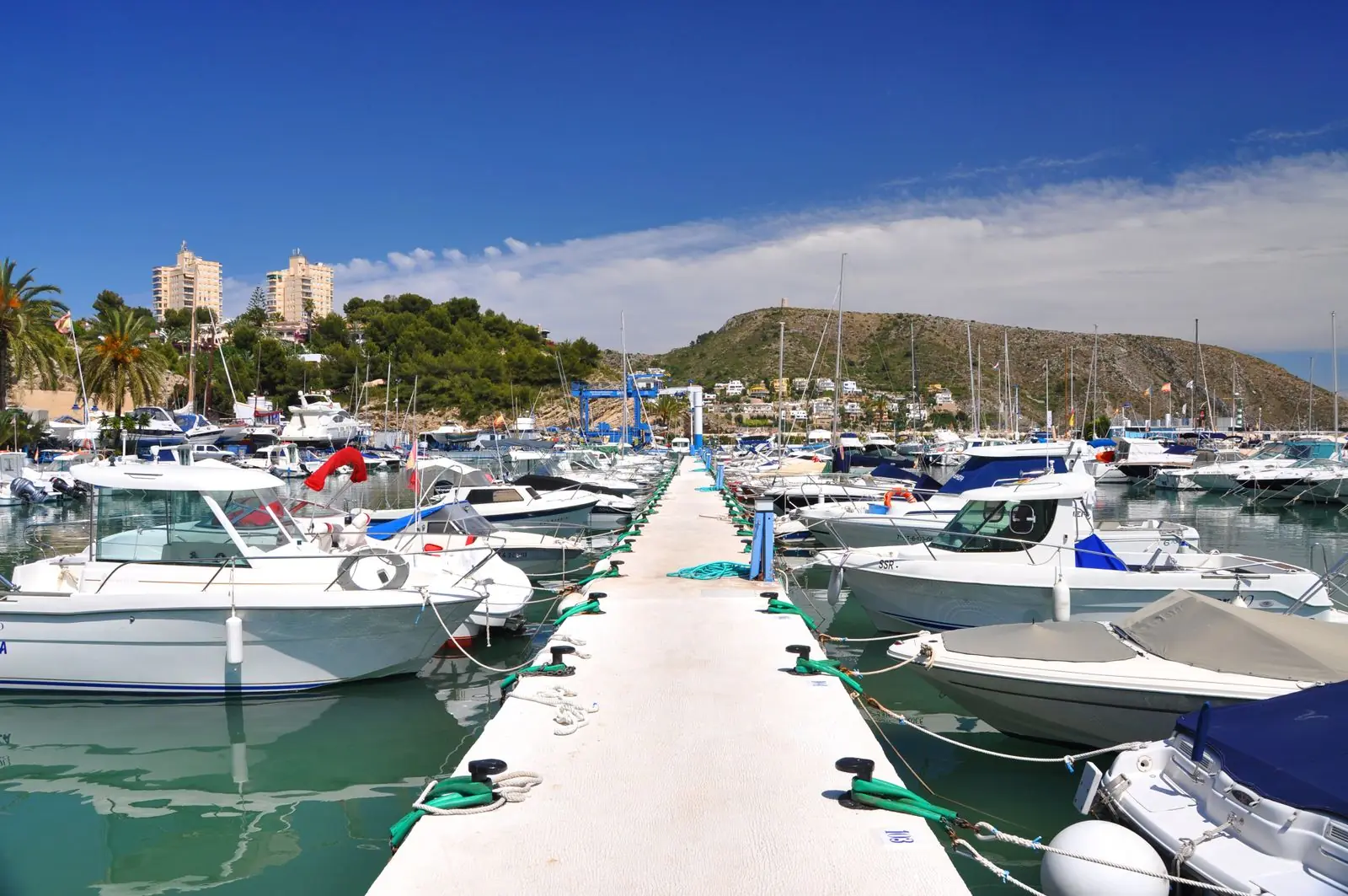 Steiger met motorboten in de jachthaven van Moraira