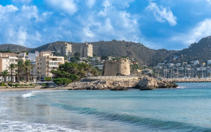 Strand van Moraira met het kasteel en de heuvels erachter