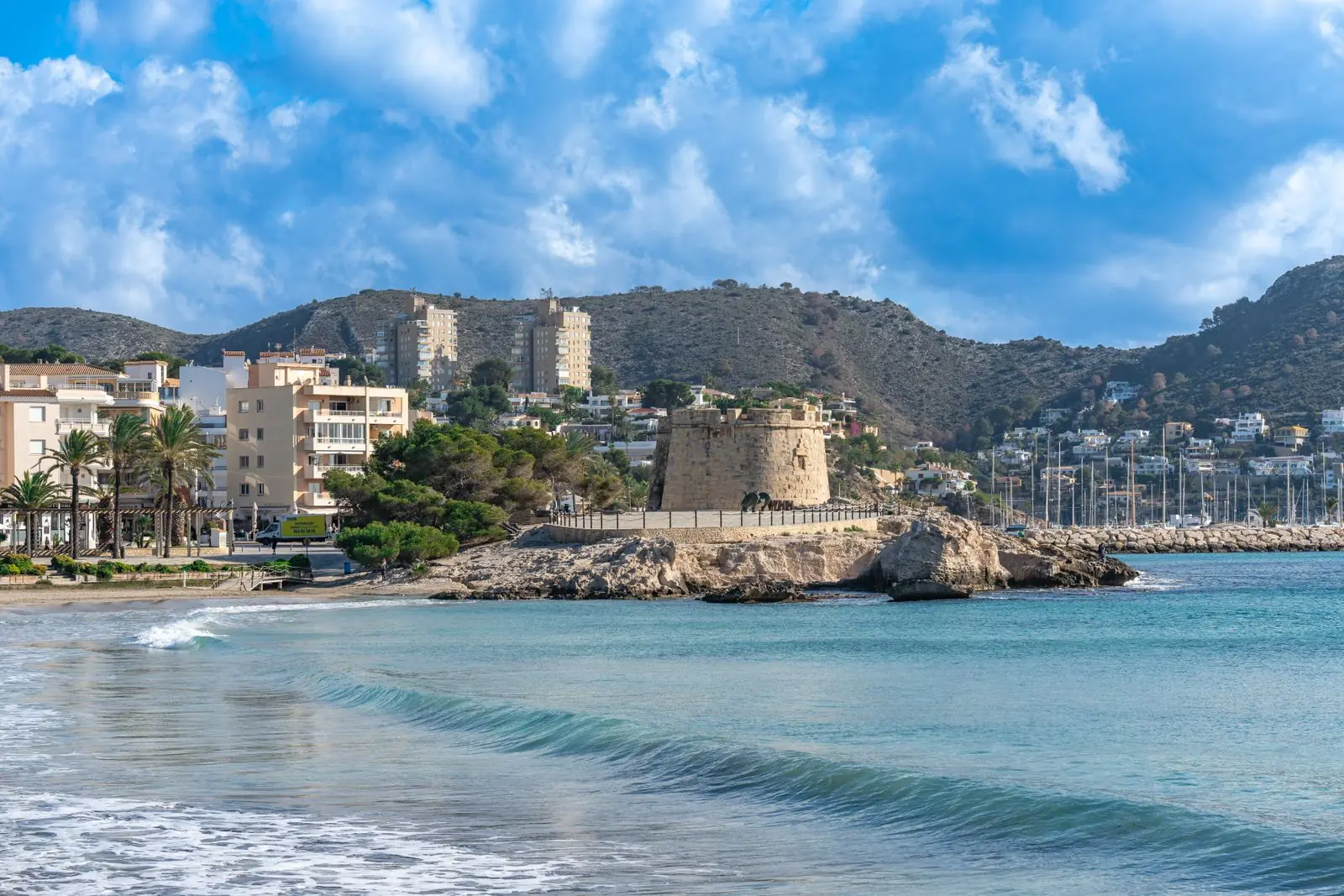 Strand van Moraira met het kasteel en de heuvels erachter