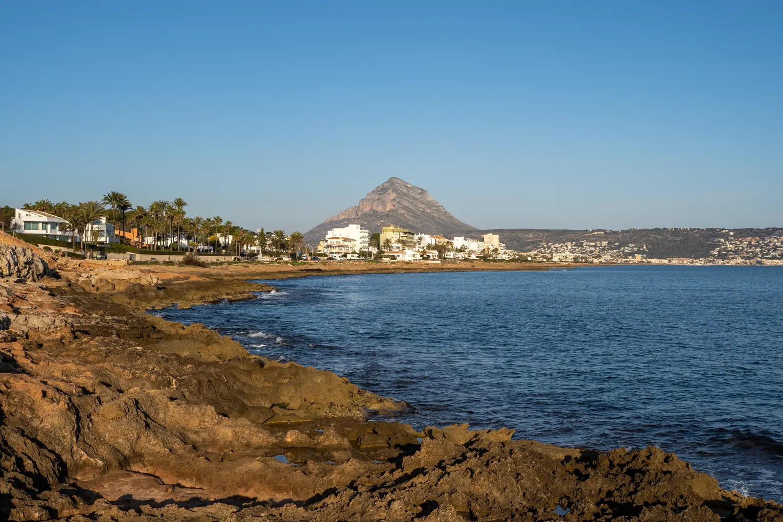 Rotsige kust bij Moraira met de Montgó op de achtergrond