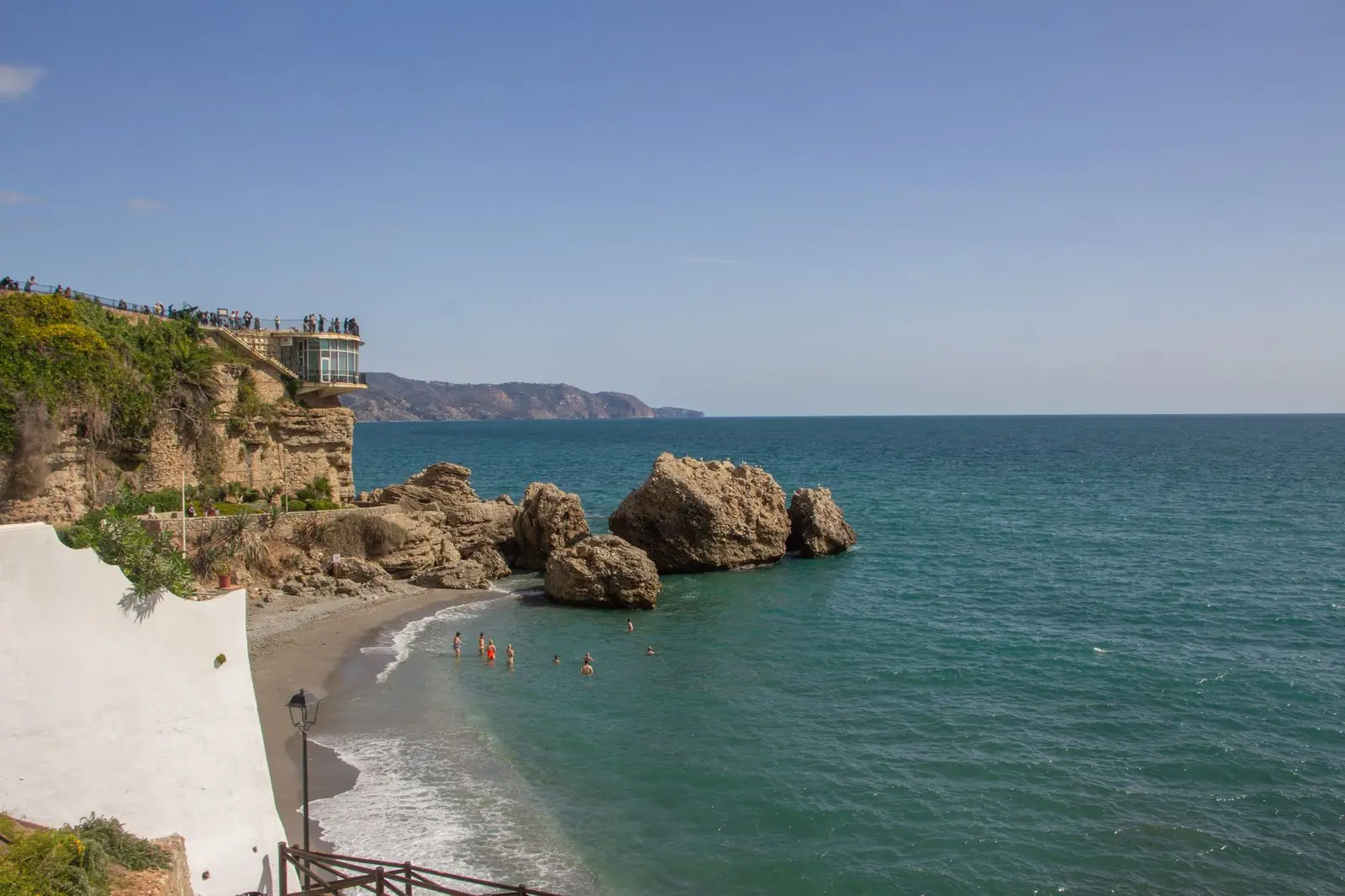 Baai met rotsen in zee onder het uitzichtpunt Balcón de Europa in Nerja