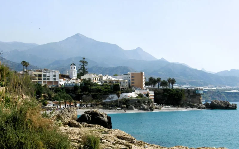 Witte huizen van Nerja op de kliffen met bergen op de achtergrond
