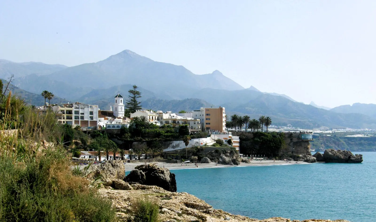 Witte huizen van Nerja op de kliffen met bergen op de achtergrond